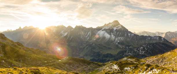 nascer do sol incrível nas montanhas. lente boa flares e raios solares - austria mountain peak mountain panoramic - fotografias e filmes do acervo