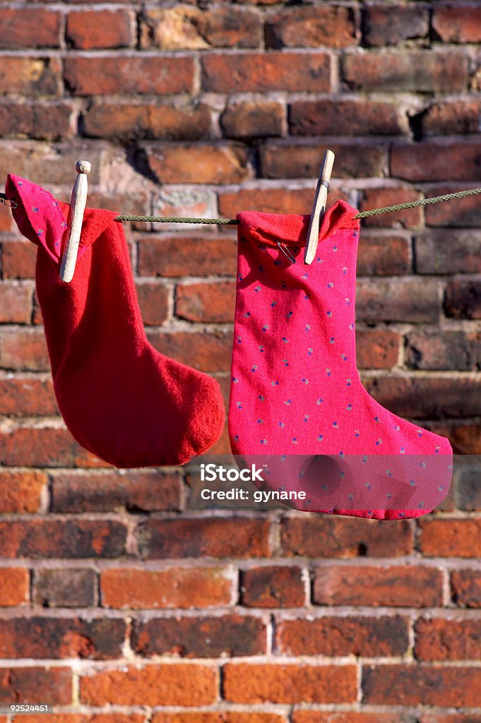 Due calzini asciugatura su una linea di lavaggio - Foto stock royalty-free di Abbigliamento