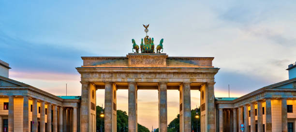 porta di brandeburgo illuminata al tramonto, berlino, germania - berlin germany brandenburg gate night germany foto e immagini stock