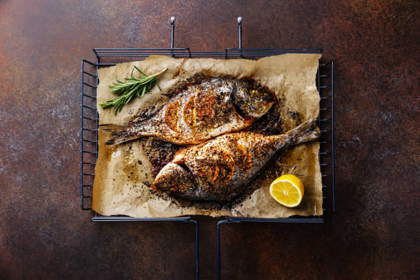 Pessimistisch politicus Nieuwjaar Grilled Fish Dorado On Metal Grill Grid With Lemon And Rosemary Stock Photo  - Download Image Now - iStock