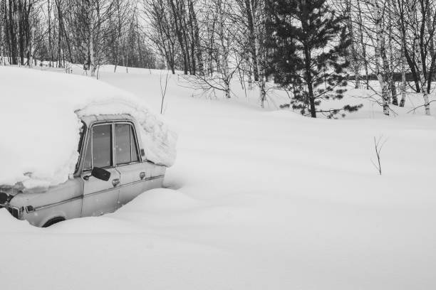 istock the old car is littered with snow 925255672