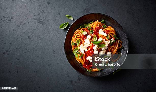 Spaghetti Mit Frischer Tomatensauce Mozzarella Und Basilikum Stockfoto und mehr Bilder von Nudeln