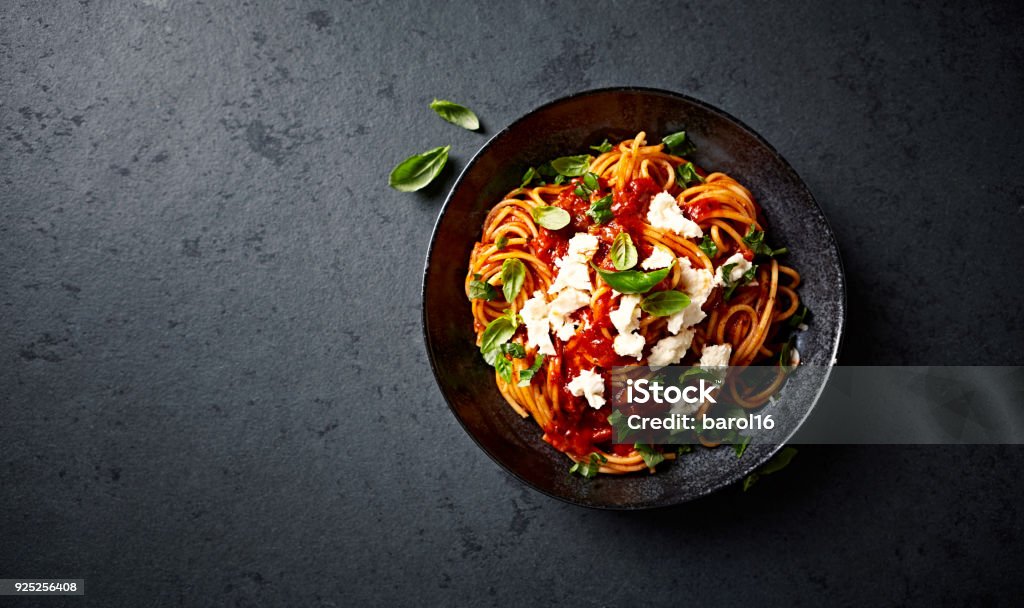 Espaguetis con salsa de tomate fresco, Mozzarella y albahaca (visto desde arriba) - Foto de stock de Pasta libre de derechos