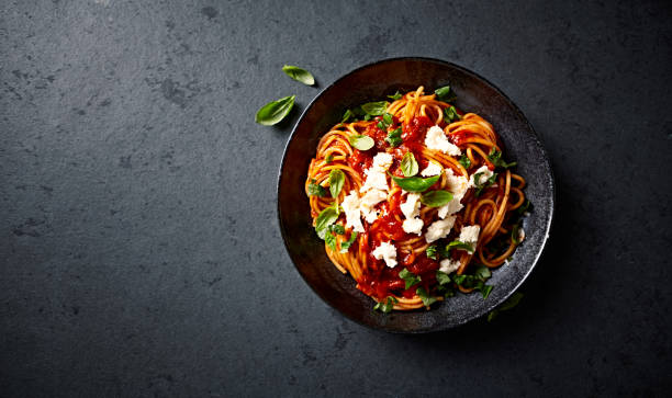 espaguetis con salsa de tomate fresco, mozzarella y albahaca (visto desde arriba) - cocinar fotos fotografías e imágenes de stock