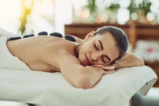 biorąc go prosto do mięśni z ciepła - alternative medicine massaging spa treatment back zdjęcia i obrazy z banku zdjęć