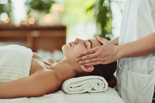 schenken sie sich entspannung - massaging spa treatment health spa women stock-fotos und bilder