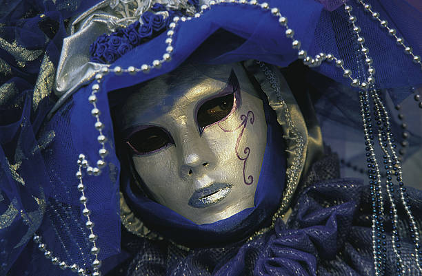 ヴェネツィアのカーニバルで青い衣装で神秘的な女性マスク - mythology venice italy carnival mask ストックフォトと画像