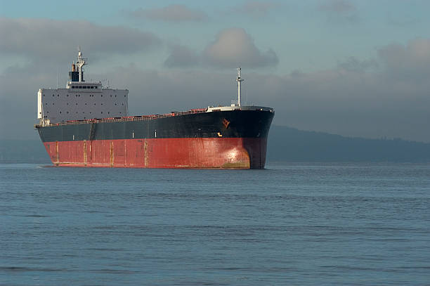 navio ancorado - water tranquil scene puget sound cloudscape imagens e fotografias de stock