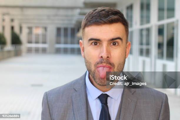 Empresario Juguetón Sacando La Lengua Foto de stock y más banco de imágenes de Adulto - Adulto, Adulto joven, Alegre