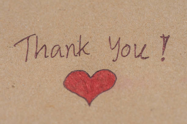 благодарю вас сообщение с красным сердцем на коричневой бумаге. благодарная концепция. - heart shape grass paper green стоковые фото и изображения