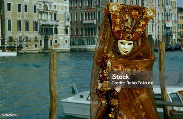 Mujer De La Máscara En Gran Canal En Venecia Xxl Foto de stock y más banco de imágenes de Adulto - Adulto, Agua, Artista ambulante