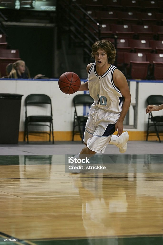 Attraktive männliche Basketballspieler Dribblings Agressively zur Grundlinie - Lizenzfrei Am Rand Stock-Foto