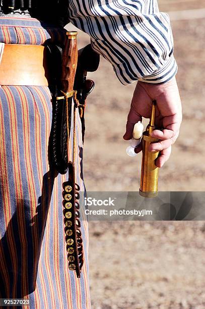 Cowboy Con La Pistola En La Mano Foto de stock y más banco de imágenes de Actividades recreativas - Actividades recreativas, Apuntar, Arma