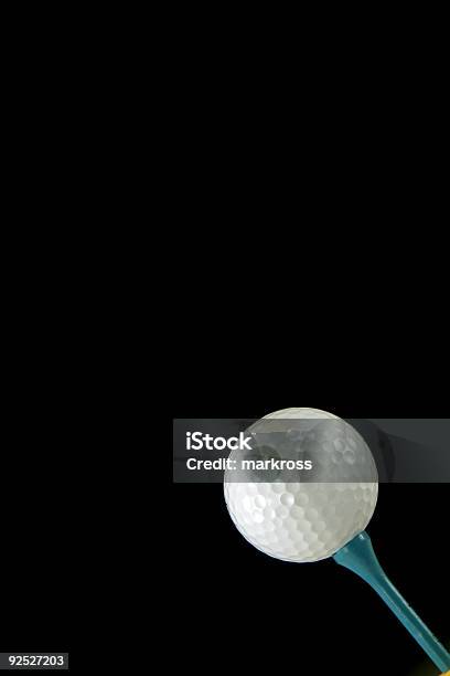 Inclinato Pallina Da Golf Sul Tee Sfondo Nero - Fotografie stock e altre immagini di Colpire - Colpire, Composizione verticale, Drive - Termine sportivo