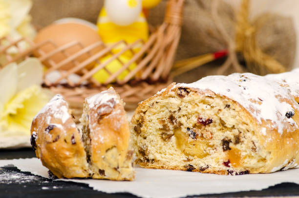 pan de pascua de dulce con frutas confitadas, nueces, mazapán, frutos secos. - marzipan fruit celebration dessert fotografías e imágenes de stock