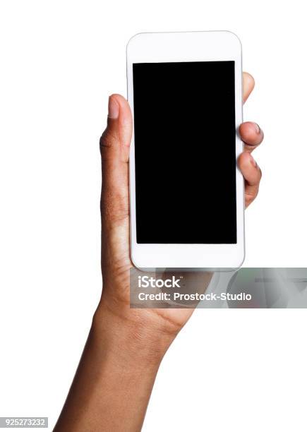 空白の画面を持つ携帯電話のスマート フォンを持っている黒手 - 電話機のストックフォトや画像を多数ご用意 - 電話機, 人間の手, 手