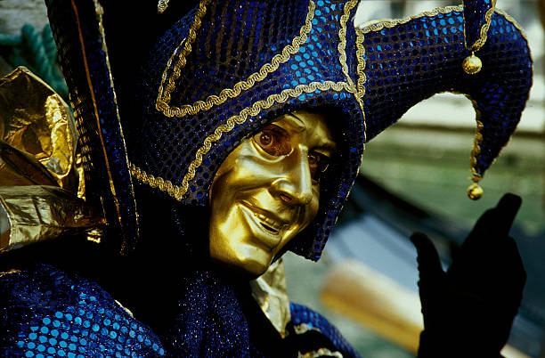 ゴールドのマスクで、道化師のコスチュームにベニスのカーニバル(xxl - jester harlequin venice carnival mask ストックフォトと画像