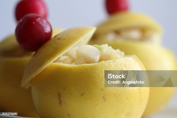 Dentro De Una Ensalada De Frutas Toronja Foto de stock y más banco de imágenes de Alimento - Alimento, Amarillo - Color, Color - Tipo de imagen