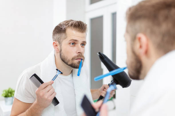 hygiène du matin, l’homme dans la salle de bain et sa routine matinale - brushing teeth photos et images de collection