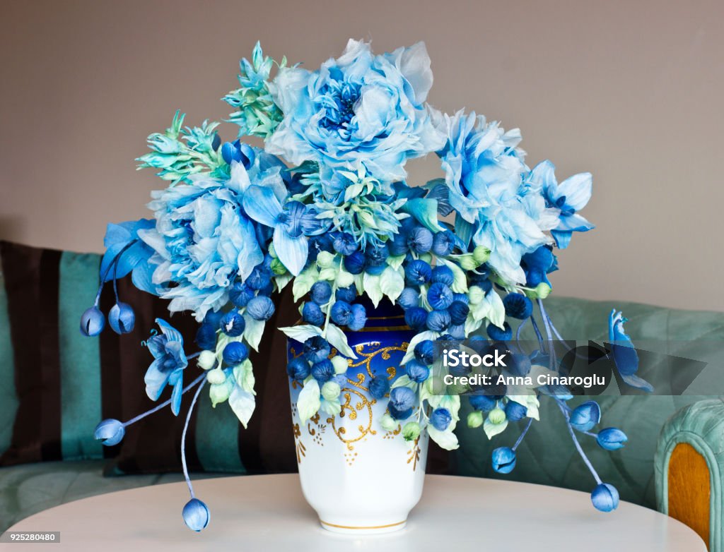 Ramo Con Flores Grandes Color Azul Y Capullos Cerrados Flores Artificiales En Florero Para El Interior Foto de stock y más de de Amor - iStock