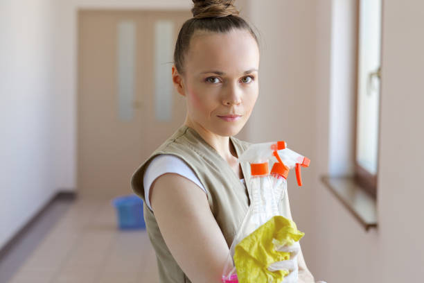istock Young cleaning ladykeeps detergents for cleaning the corridor. 925283450