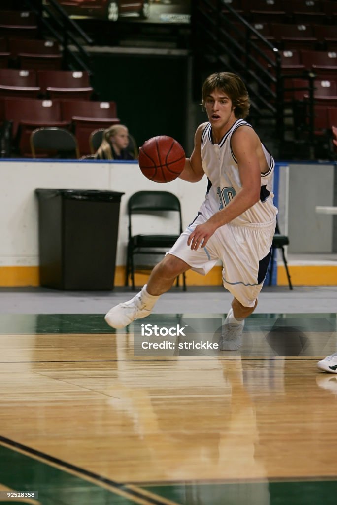 Attraente uomo basket dribblare Drive in direzione al basale - Foto stock royalty-free di Adulto