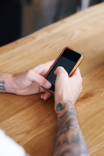 istock Making the most of the free wifi 925283716