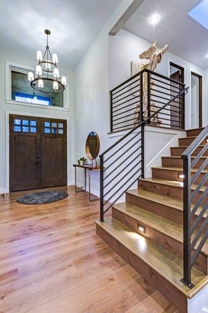 istock Chic entrance foyer with high ceiling and white walls. 925283846