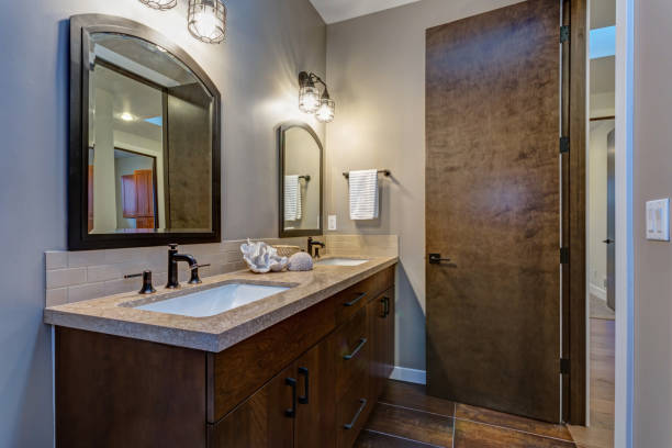 istock Stylish bathroom interior with double vanity cabinet 925284474