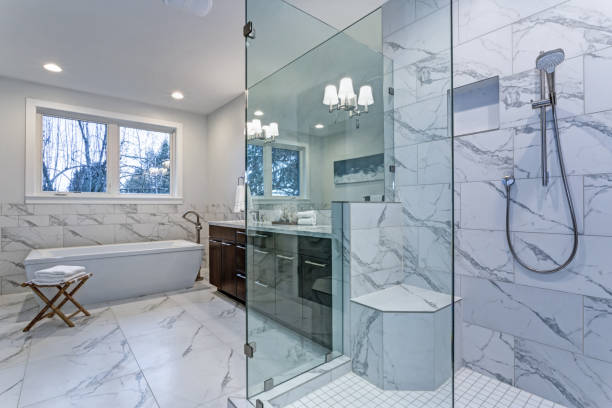 istock Incredible master bathroom with Carrara marble tile surround. 925287324