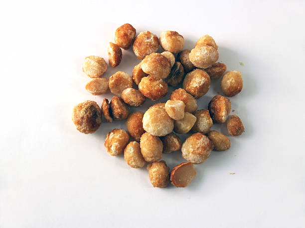 macadamias - honey roasted nut fotografías e imágenes de stock