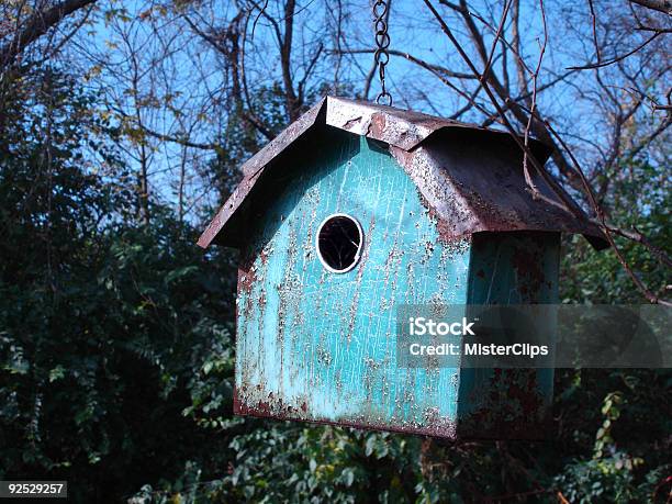 Stagno Mangiatoia Per Uccelli Blu - Fotografie stock e altre immagini di Ambientazione esterna - Ambientazione esterna, Arrugginito, Blu