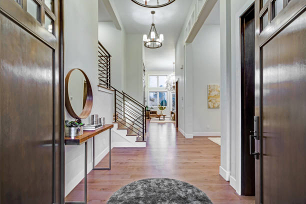 istock Chic entrance foyer with high ceiling and white walls. 925294600