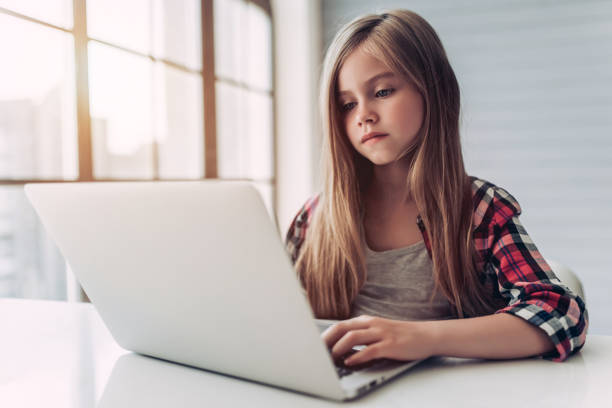 istock Little cute girl 925295512