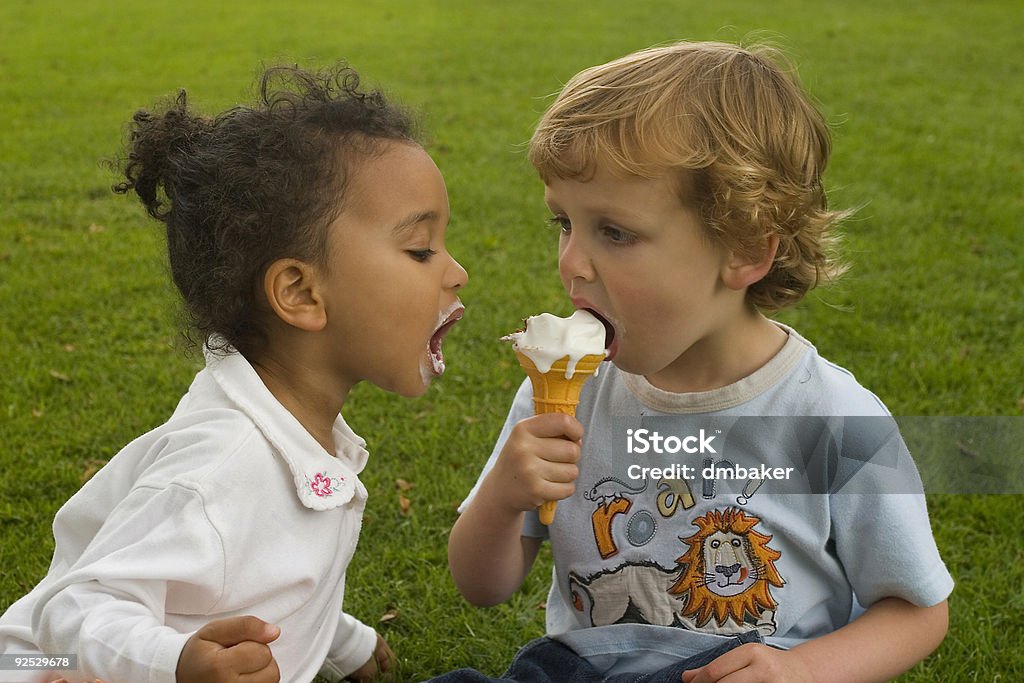 Deux jeunes enfants partageant une glace - Photo de Partage libre de droits