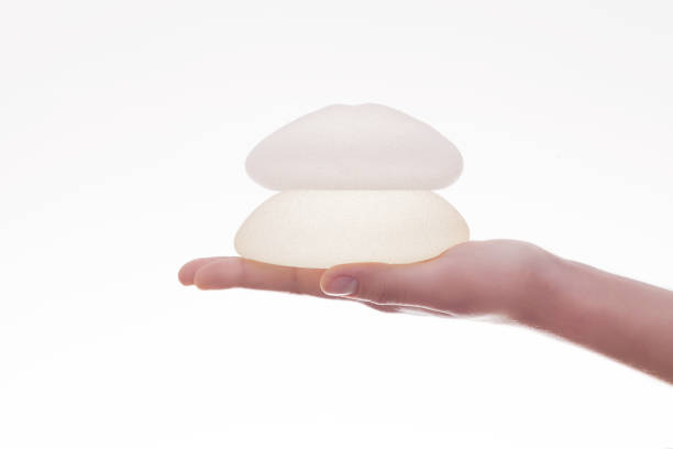 d’implants mammaires de silicone sur les mains - silicium photos et images de collection