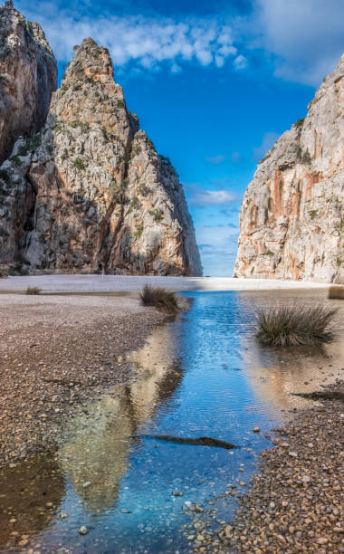 torrent de pareis, sa calobra, majorca (mallorca), baleraic islands, spain - travel vertical tourist switzerland imagens e fotografias de stock