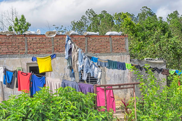 bunte alte müll wäsche flüchtlinge werden in seilen getrocknet. - support horizontal war afghanistan stock-fotos und bilder