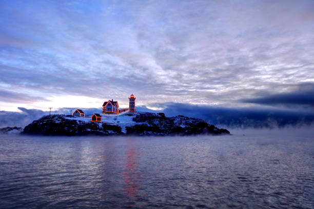 nubble leuchtturm im arktischen meer rauch - maine lighthouse york maine new england stock-fotos und bilder