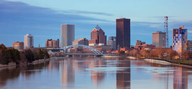 skyline de la ciudad de rochester - rochester estado de nueva york fotografías e imágenes de stock