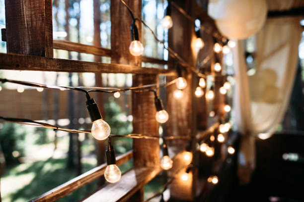 istock Wooden wall decorated with light bulbs 925354114