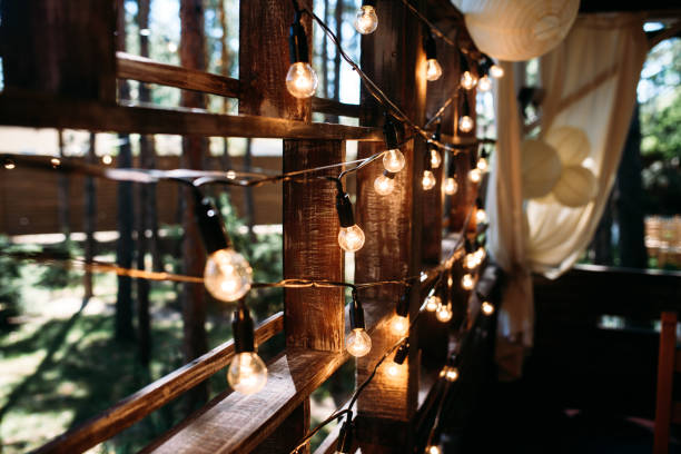 istock Wooden wall decorated with light bulbs 925354144