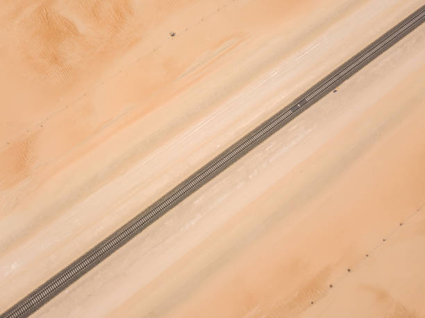gerade bahngleis durch eine sandwüste. - liwa desert stock-fotos und bilder