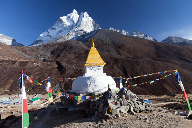 istock Mountain scenic while while trekking Namche to Tengboche 925357348