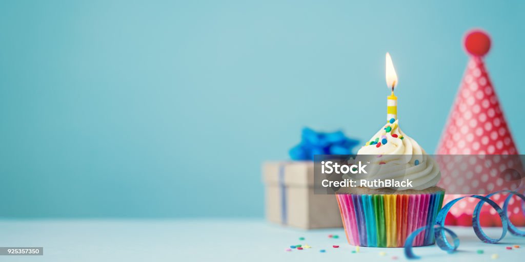 Cumpleaños magdalena con glaseado - Foto de stock de Cumpleaños libre de derechos
