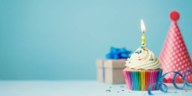 誕生日カップケーキ - 誕生日の贈り物 ストックフォトと画像