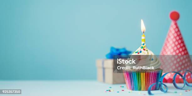 Foto de Cupcake De Aniversário e mais fotos de stock de Aniversário - Aniversário, Plano de Fundo, Bolinho