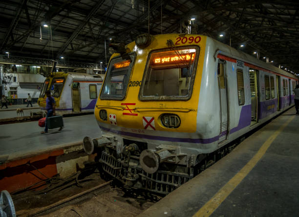 estación de tren cst de mumbai - non urban scene railroad track station day fotografías e imágenes de stock