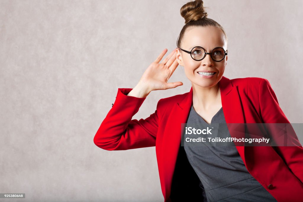 Kaukasische Fräulein gekleidet in einem grauen Kleid hört jemand das Gespräch. - Lizenzfrei Ignoranz Stock-Foto