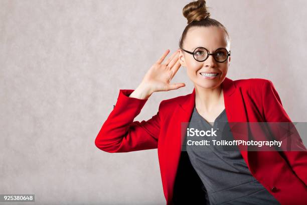 Kaukasische Fräulein Gekleidet In Einem Grauen Kleid Hört Jemand Das Gespräch Stockfoto und mehr Bilder von Ignoranz